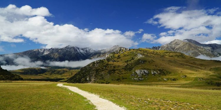 Estrada na Nova Zelândia ganha fama por seus viadutos, pois o trajeto a 920 m de altitude cruza os Alpes do Sul em um cenário de montanhas e gelo