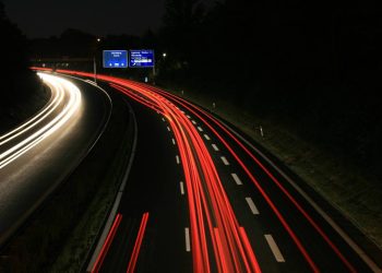 Com 13.000 km de extensão e trechos sem limite de velocidade, a rede de rodovias alemã, a Autobahn, tornou-se a maior referência global de asfalto