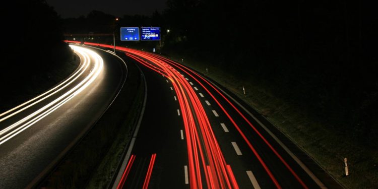 Com 13.000 km de extensão e trechos sem limite de velocidade, a rede de rodovias alemã, a Autobahn, tornou-se a maior referência global de asfalto