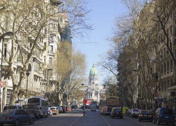 Avenida de Buenos Aires ganha fama por seus 1,3 km de extensão, pois seus prédios de 1894 unem a Casa Rosada ao Congresso, sendo o coração da cidade