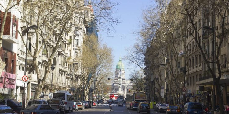 Avenida de Buenos Aires ganha fama por seus 1,3 km de extensão, pois seus prédios de 1894 unem a Casa Rosada ao Congresso, sendo o coração da cidade