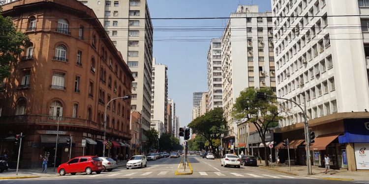 Com ciclovia contínua, áreas verdes e espaços de lazer, avenida virou academia a céu aberto e ponto de encontro da cidade