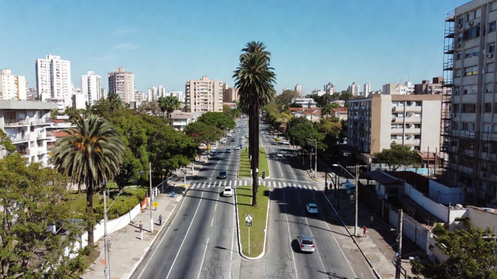 Com ciclovia contínua, áreas verdes e espaços de lazer, avenida virou academia a céu aberto e ponto de encontro da cidade