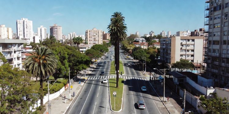 Com ciclovia contínua, áreas verdes e espaços de lazer, avenida virou academia a céu aberto e ponto de encontro da cidade