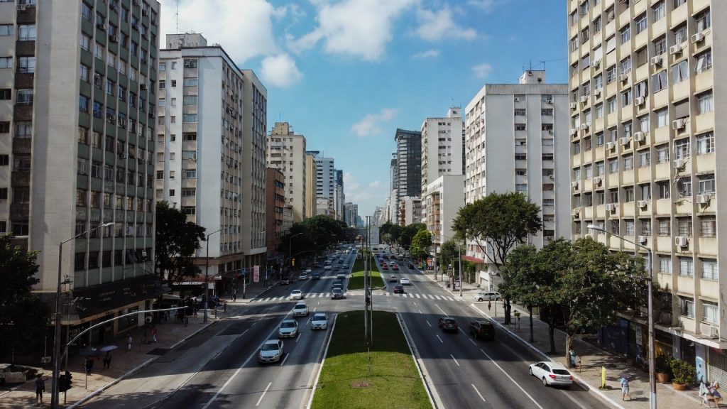 Com mais de 2 km ao lado de parques urbanos, avenida se tornou um dos endereços mais valorizados da cidade