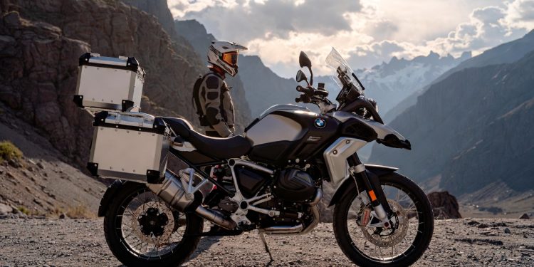 A moto que traciona 300 kg nos Andes com torque monstruoso e surpreende pilotos que buscam luxo em estradas de terra