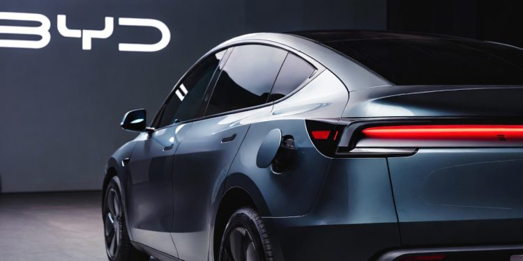 O carro que "abastece" por centavos em casa e surpreende motoristas que buscam fugir da gasolina com custo quase zero