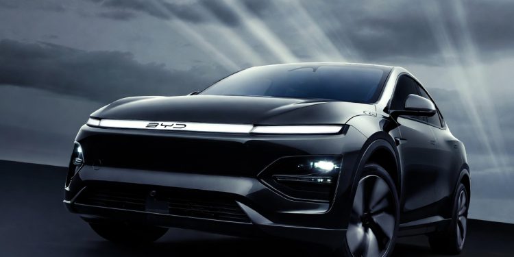 O sedã chinês de R$ 175 mil que permite ir ao trabalho sem gastar gasolina e protege sua conta bancária