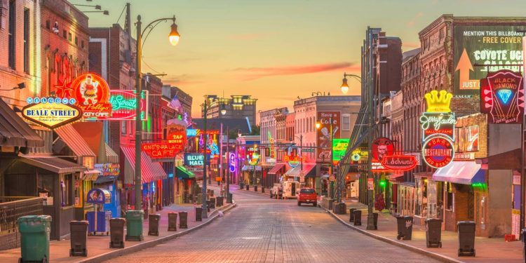 Rua em Memphis ganha fama pelo blues, pois seu trajeto de 1841 com letreiros de neon virou o maior símbolo da história musical dos Estados Unidos