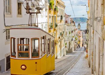 Rua de Lisboa ganha fama por seu elevador de 1892, pois os 245 metros de ladeira íngreme viraram o maior cartão-postal e ícone turístico de Portugal