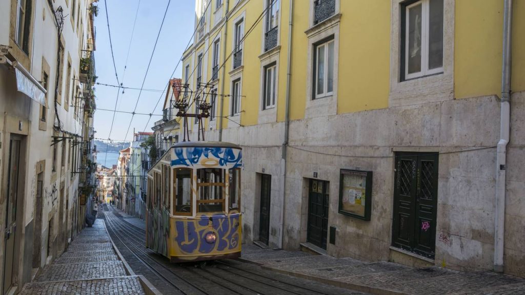 Rua de Lisboa ganha fama por seu elevador de 1892, pois os 245 metros de ladeira íngreme viraram o maior cartão-postal e ícone turístico de Portugal