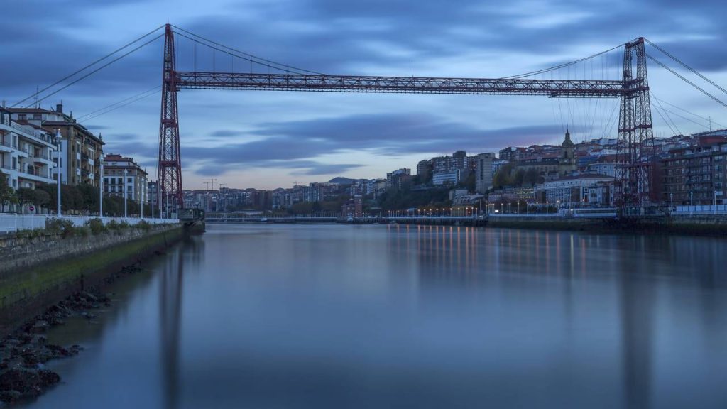 Com sua estrutura de ferro de 1893 e mastro de 45 metros, a Ponte de Bizkaia virou a primeira ponte transbordadora do mundo e um ícone da Espanha