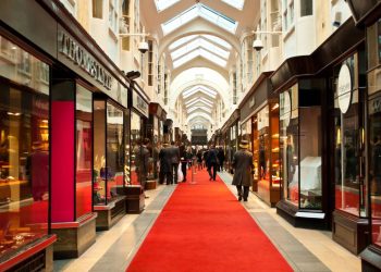Rua coberta de Londres ganha fama por seu luxo, pois suas vitrines de 1819 e guardas uniformizados formam o shopping center mais antigo da Inglaterra