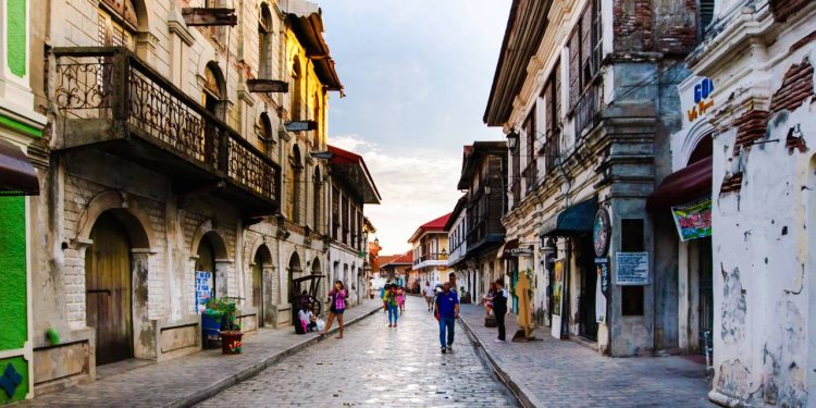Rua nas Filipinas ganha fama mundial, pois seu calçamento de pedra e casas do século XVI viraram o maior símbolo da arquitetura colonial espanhola