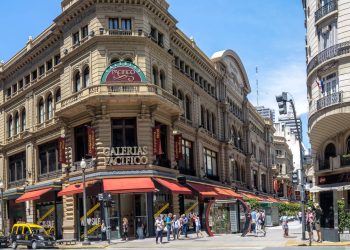 Rua de Buenos Aires ganha fama por seus 10 quarteirões exclusivos para pedestres, pois o comércio de 1913 virou o coração das compras na Argentina