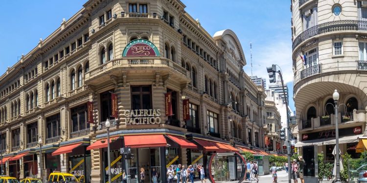 Rua de Buenos Aires ganha fama por seus 10 quarteirões exclusivos para pedestres, pois o comércio de 1913 virou o coração das compras na Argentina