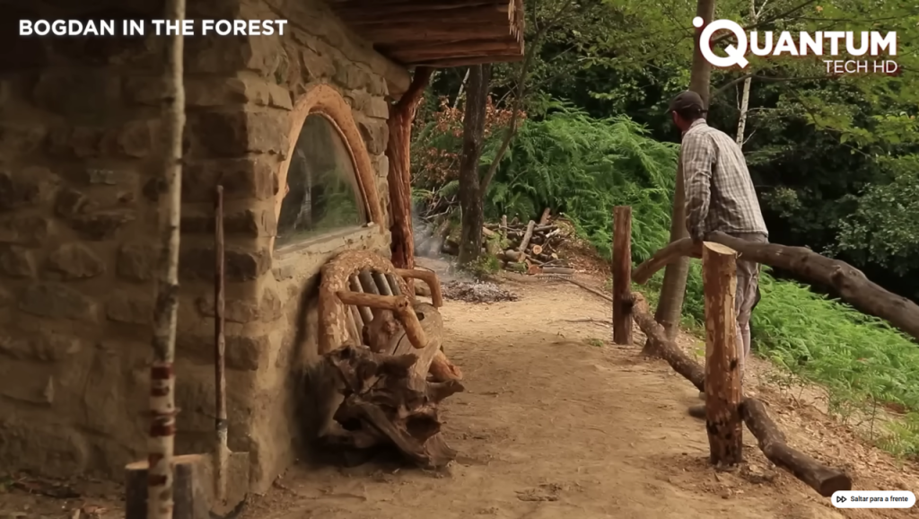 Sozinho, homem cria casa sustentável com pedras e troncos em meio à floresta