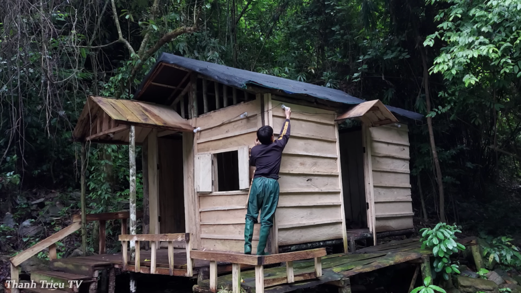 Ele criou um sistema hidrelétrico off-grid em cabanas com segurança e eficiência
