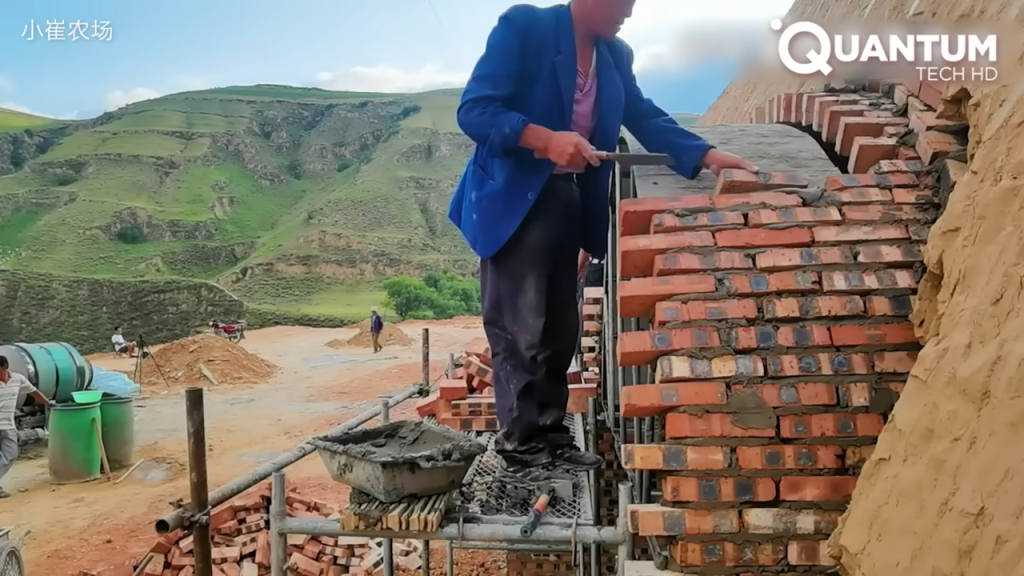 Homem compra montanha Inteira e constrói casa dentro de forma auto-sustentável
