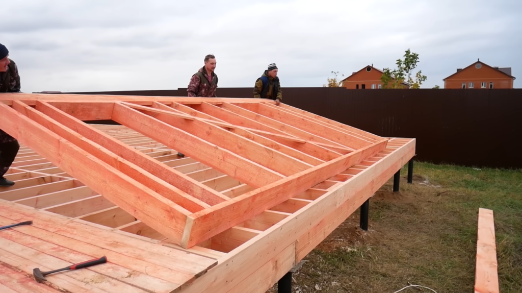 3 amigos construíram a casa de madeira barata de rápida e funcional