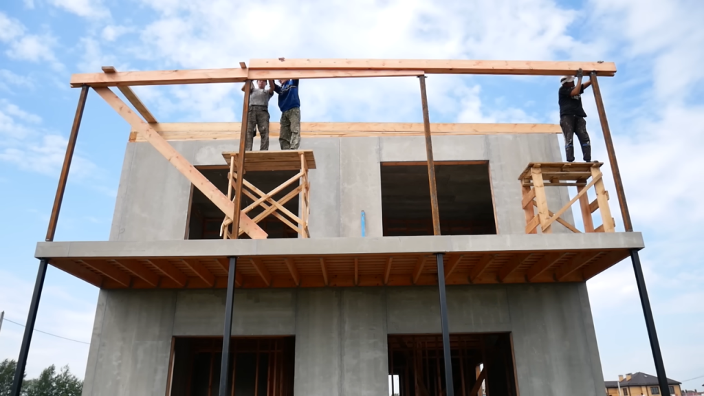 Eles construíram uma casa barata usando madeira e nova tecnologia mostrando o passo a passo