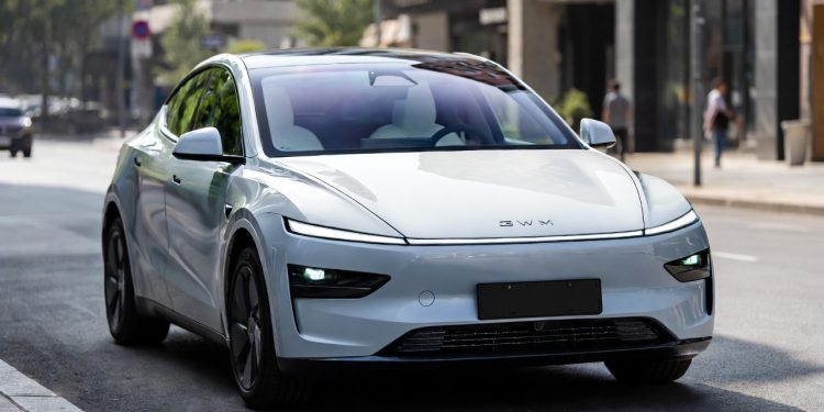 Hatch elétrico premium com teto solar panorâmico em carregador rápido