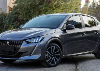 Acabamento soft touch e teto solar panorâmico provam que é possível ter requinte de carro de luxo pagando preço de hatch compacto usado
