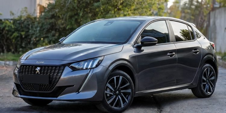 Acabamento soft touch e teto solar panorâmico provam que é possível ter requinte de carro de luxo pagando preço de hatch compacto usado