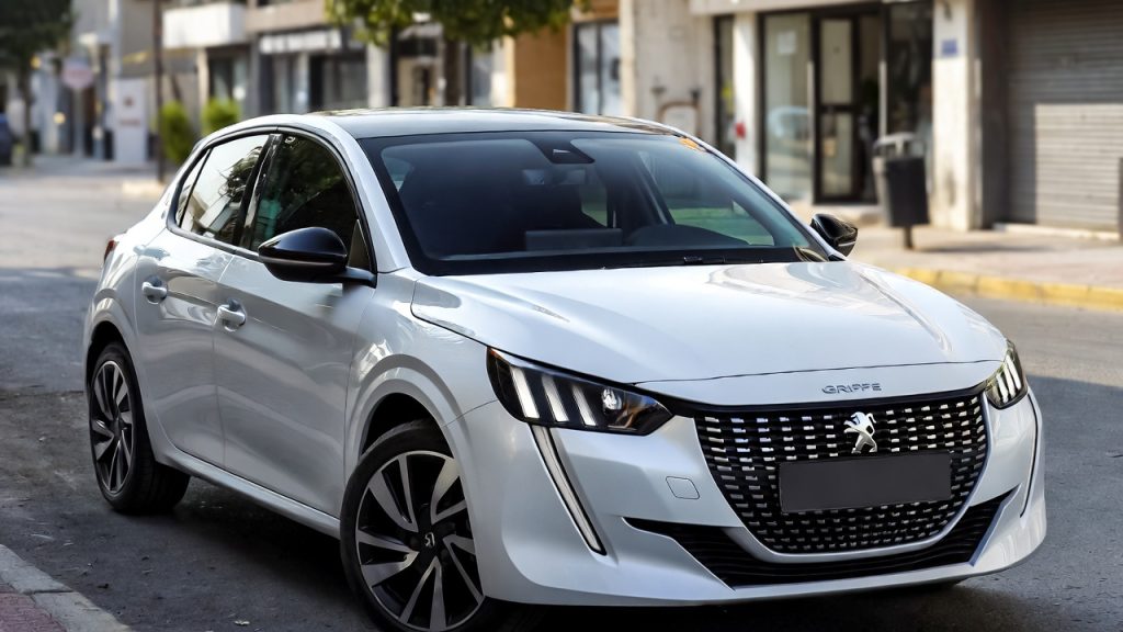 Acabamento soft touch e teto solar panorâmico provam que é possível ter requinte de carro de luxo pagando preço de hatch compacto usado