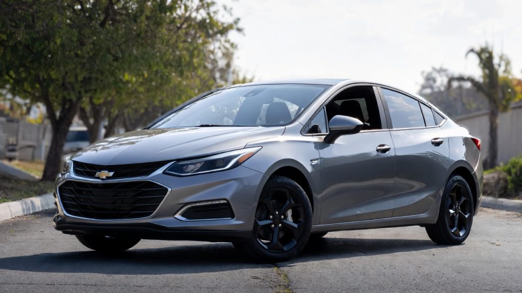 Acabamento soft touch e teto solar panorâmico provam que é possível ter requinte de carro de luxo pagando preço de hatch compacto usado