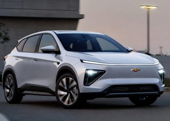 Chevrolet reposiciona carro elétrico com porte de SUV médio, foco em famílias e preço agressivo para enfrentar marcas chinesas no Brasil