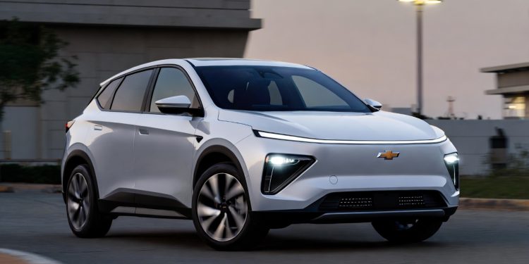 Chevrolet reposiciona carro elétrico com porte de SUV médio, foco em famílias e preço agressivo para enfrentar marcas chinesas no Brasil