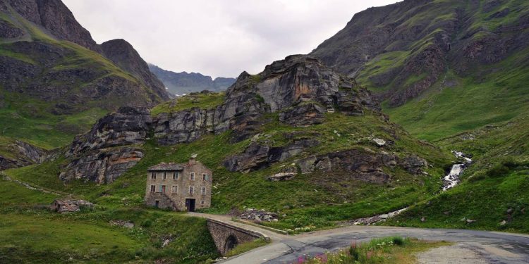 Estrada na França sobe a 2.770 m de altitude; com curvas íngremes, a Col de l'Iseran é a passagem asfáltica mais alta de todos os Alpes