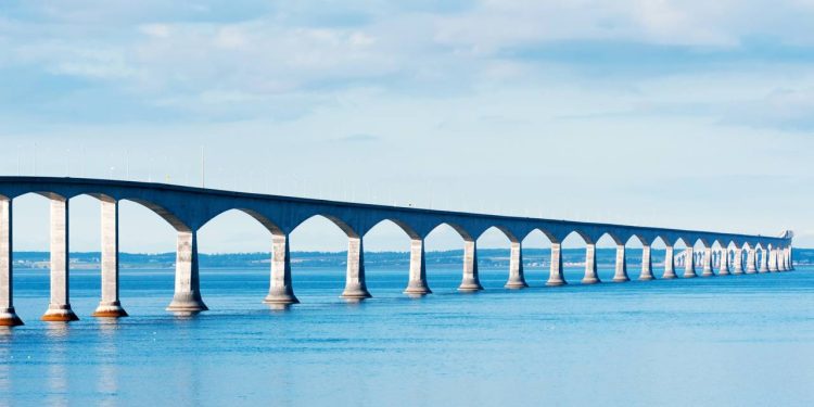 Com 12,9 km de extensão sobre águas congeladas, a ponte canadense de 1997 tornou-se a maior travessia do mundo sobre gelo e um marco da engenharia