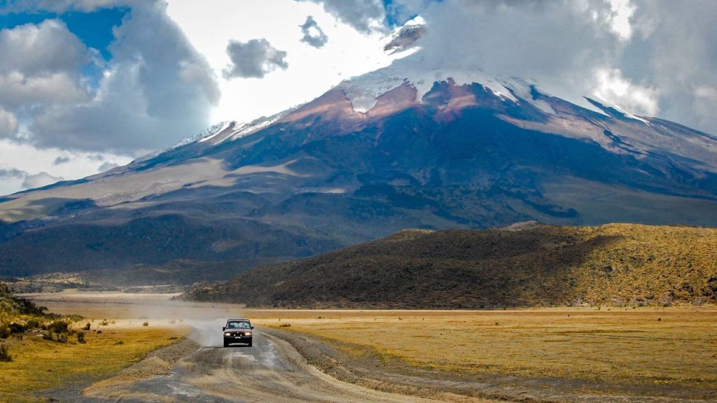 Estrada no Equador ganha fama por margear um dos vulcões mais ativos do mundo, pois o trajeto a 4.500 m de altitude oferece vistas do cume nevado