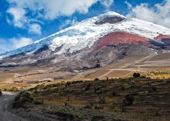 Estrada no Equador ganha fama por margear um dos vulcões mais ativos do mundo, pois o trajeto a 4.500 m de altitude oferece vistas do cume nevado