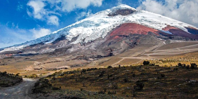 Estrada no Equador ganha fama por margear um dos vulcões mais ativos do mundo, pois o trajeto a 4.500 m de altitude oferece vistas do cume nevado