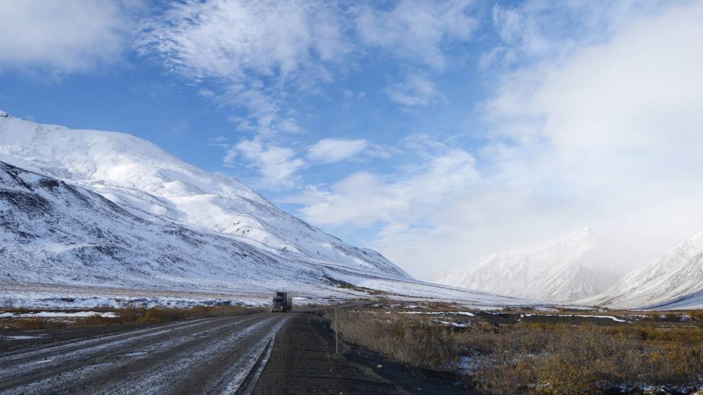 Rodovia no Alasca estende-se por 666 quilômetros de isolamento ártico; a Dalton Highway é o trajeto mais solitário e gelado do extremo norte americano