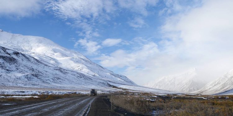 Rodovia no Alasca estende-se por 666 quilômetros de isolamento ártico; a Dalton Highway é o trajeto mais solitário e gelado do extremo norte americano