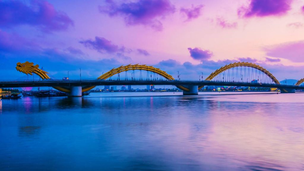 Com seus 666 metros de extensão e formato de dragão, a ponte no Vietnã cospe fogo e água, sendo o maior ícone turístico e tecnológico de Da Nang
