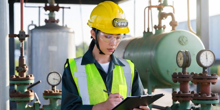 Trocar o escritório por um "catavento" de 100 metros rende R$ 10 mil e prova que o medo de altura é o único obstáculo para a fortuna