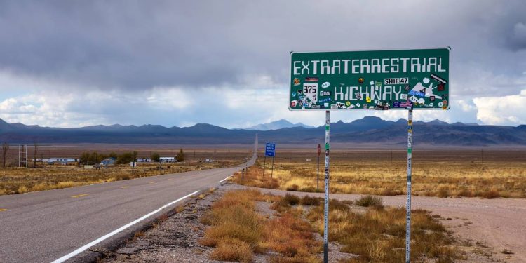 Estrada em Nevada ganha fama por sua proximidade com a Área 51, pois seus 158 km de asfalto no deserto viraram o maior ícone da ufologia mundial
