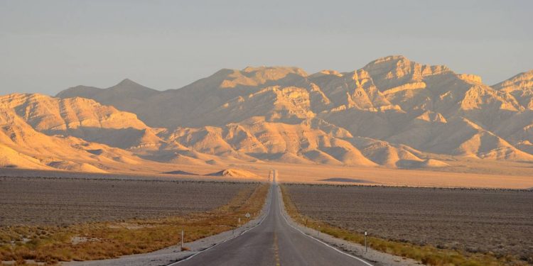 Estrada em Nevada ganha fama por sua proximidade com a Área 51, pois seus 158 km de asfalto no deserto viraram o maior ícone da ufologia mundial