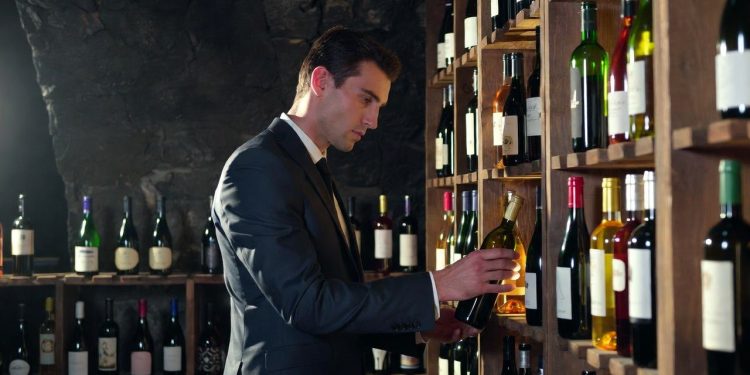 A profissão que paga até R$ 12 mil e usa a memória olfativa para criar cartas de vinhos que valem uma fortuna