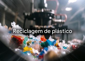 Com plástico triturado, derretido e reprocessado em extrusoras industriais, a engenharia ambiental transforma resíduos urbanos em matéria-prima para novos produtos