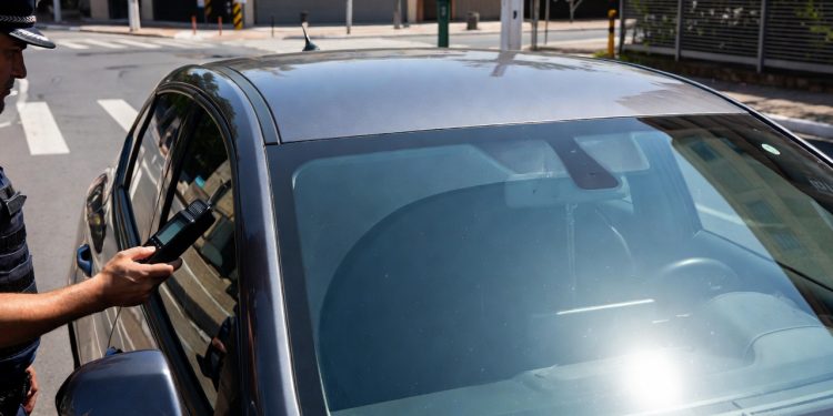 Existe uma marca obrigatória na película do carro que os fiscais estão checando para liberar o veículo nas estradas