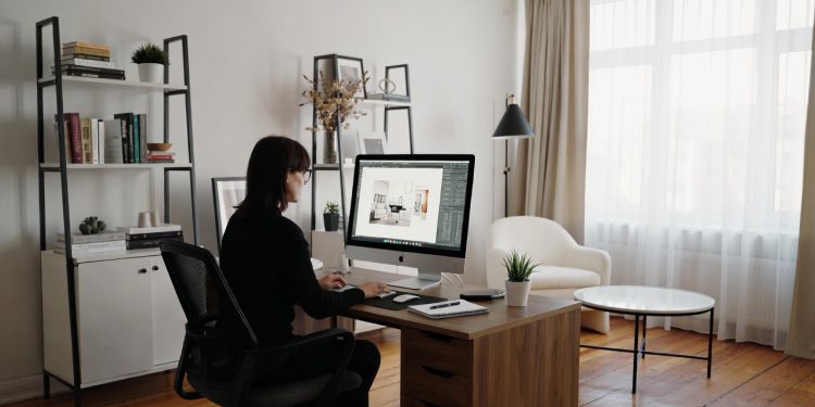 A profissão que gera ganhos de R$ 12 mil e usa realidade aumentada para criar lares de luxo sem erros de reforma