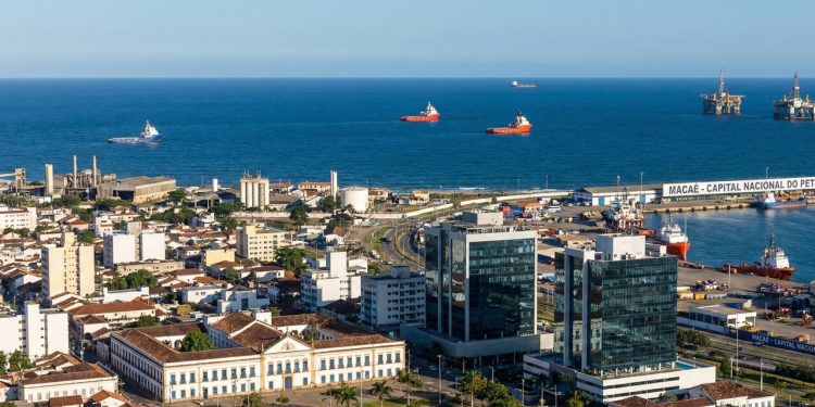 Cidade fundada em 1813 é a Capital Nacional do Petróleo e o principal polo de apoio às operações na Bacia de Campos no Rio