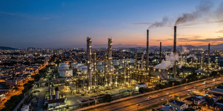 Cidade da Baixada Fluminense, situada a 7 metros de altitude, possui o segundo maior PIB do Rio e um dos maiores polos petroquímicos do Brasil