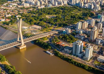 Cidade fundada em 1852 é o maior polo de saúde da região e destaca-se pelo traçado urbano moderno no coração do Piauí